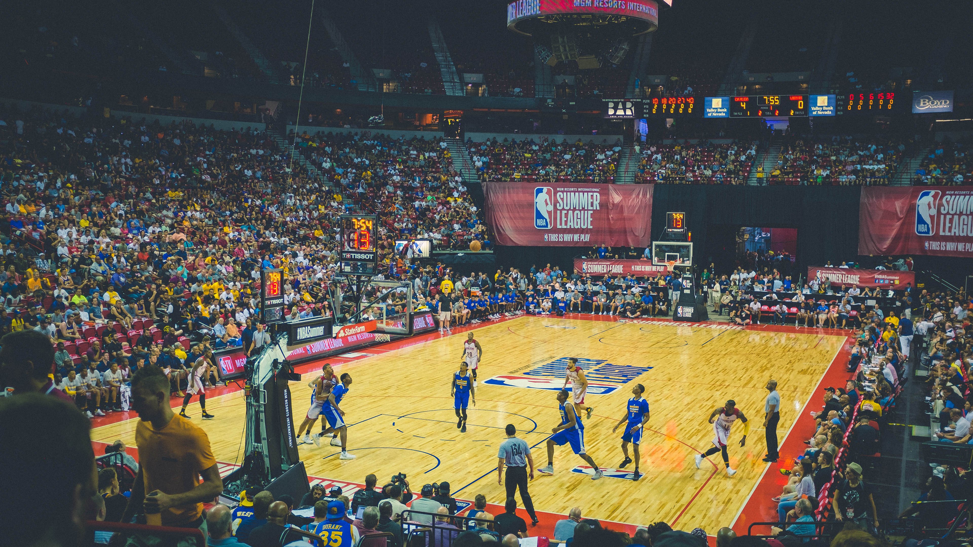 篮球赛季热战不断球迷热情高涨，篮球比赛火热开赛